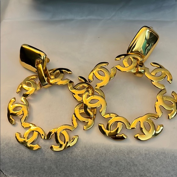 Vintage CHANEL Gold Logo Hoop Clip On Earrings - Picture 2 of 13